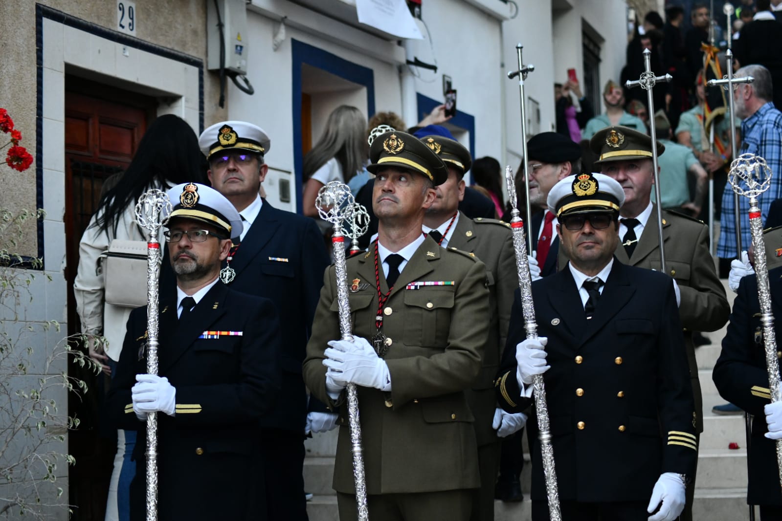 Expectación en la procesión de Santa Cruz en el casco antiguo de Alicante