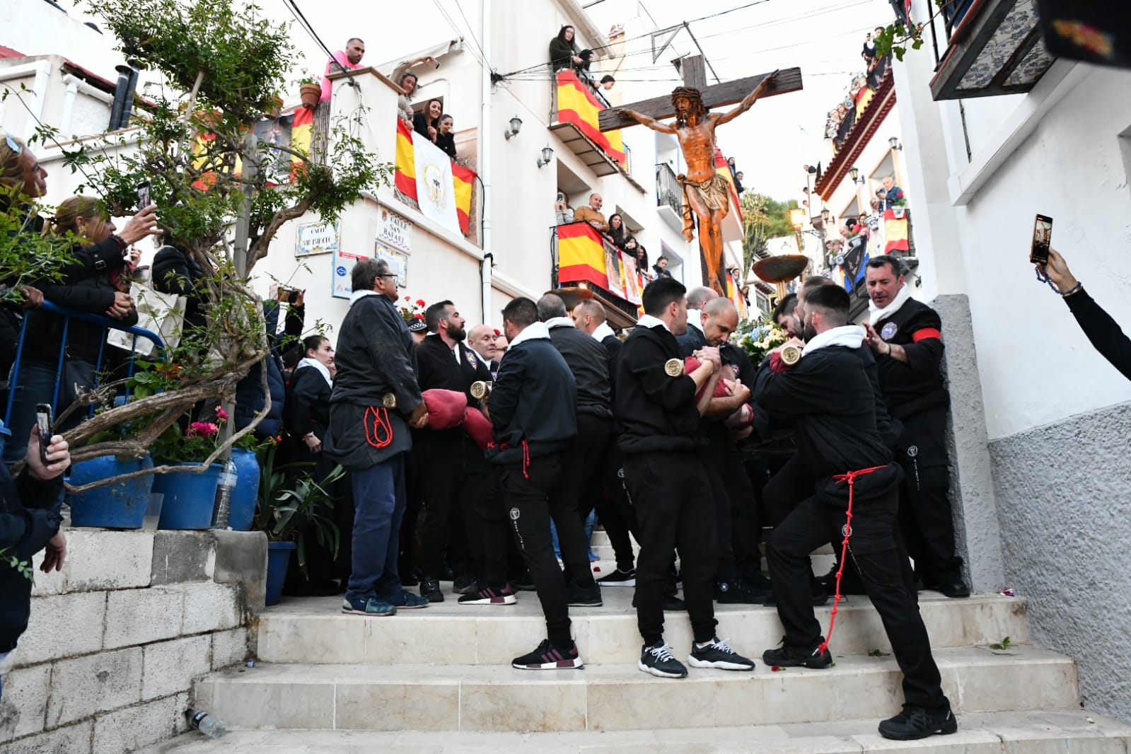 Expectación en la procesión de Santa Cruz en el casco antiguo de Alicante