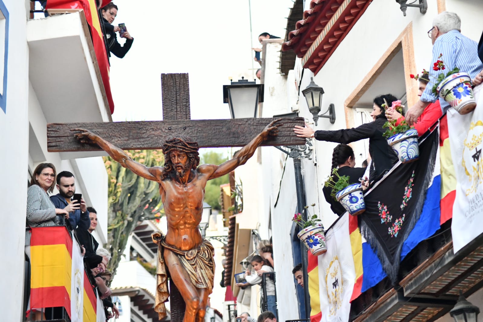 Expectación en la procesión de Santa Cruz en el casco antiguo de Alicante
