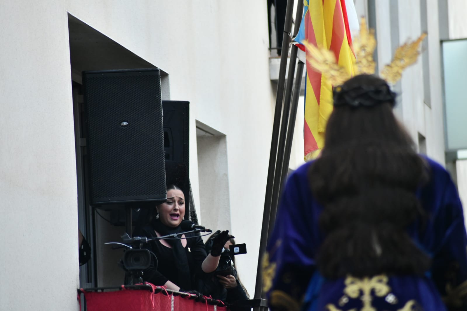 Expectación en la procesión de Santa Cruz en el casco antiguo de Alicante
