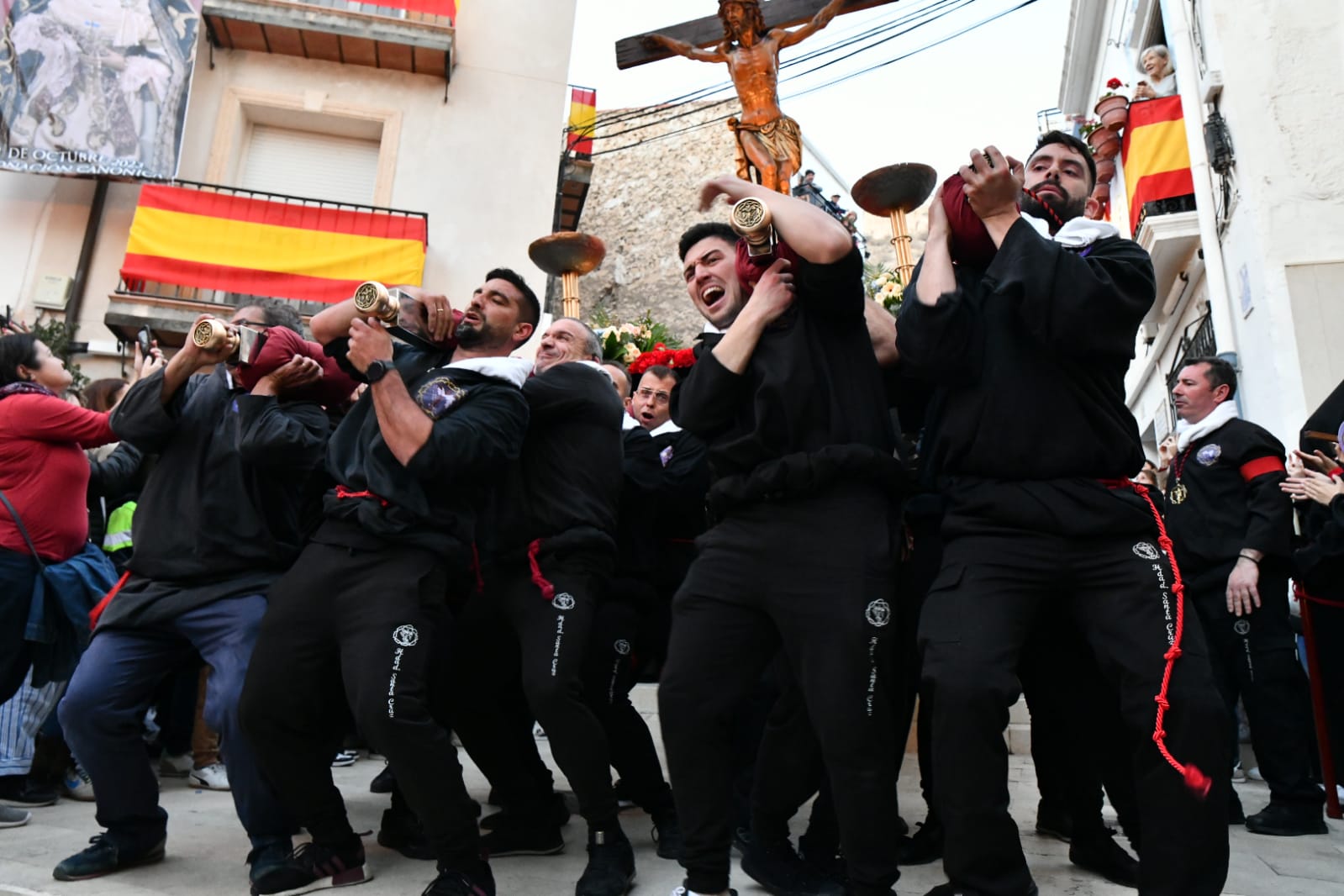 Expectación en la procesión de Santa Cruz en el casco antiguo de Alicante