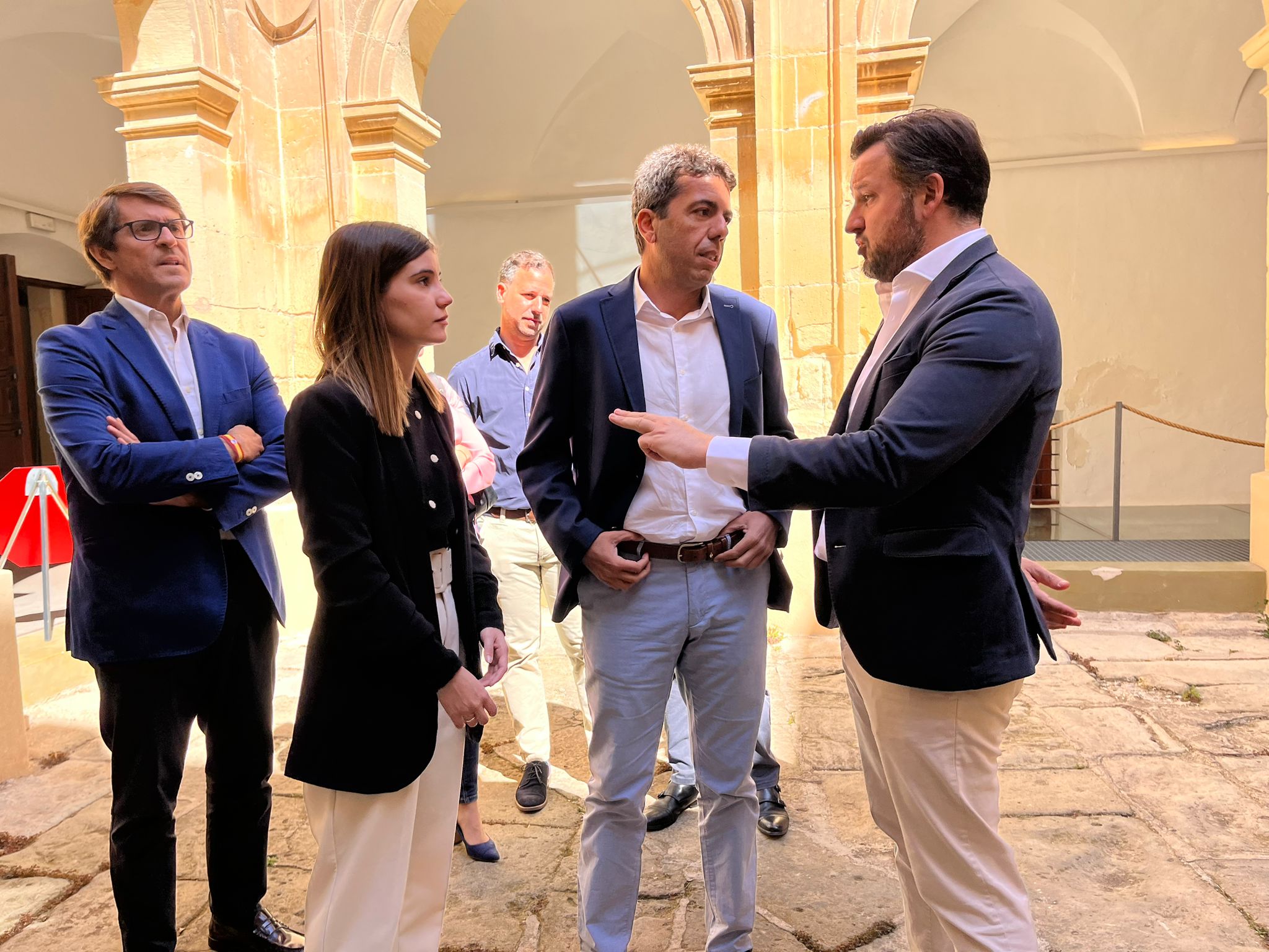 Mazón (centro) junto al candidato del PP a la alcaldía de Elche, Pablo Ruz.