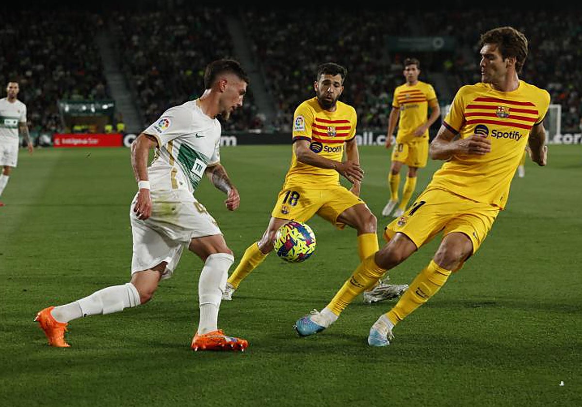 Carmona intenta marcharse de Jordi Alba y Marcos Alonso antes de caer lesionado