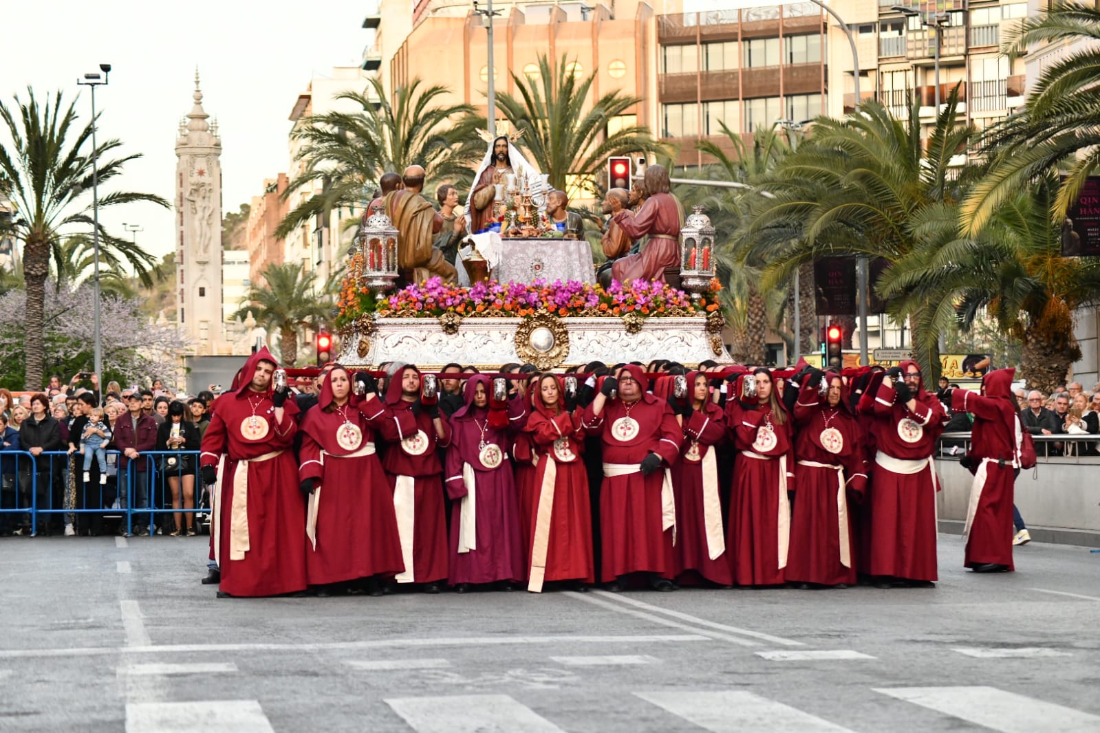 La imponente Santa Cena vuelve a las calles de Alicante