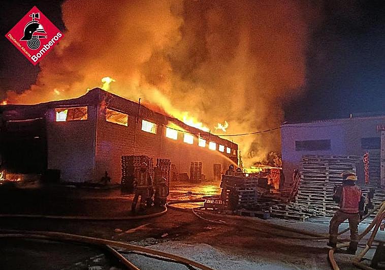 Imágenes del incendio de una fábrica de palets en Elche