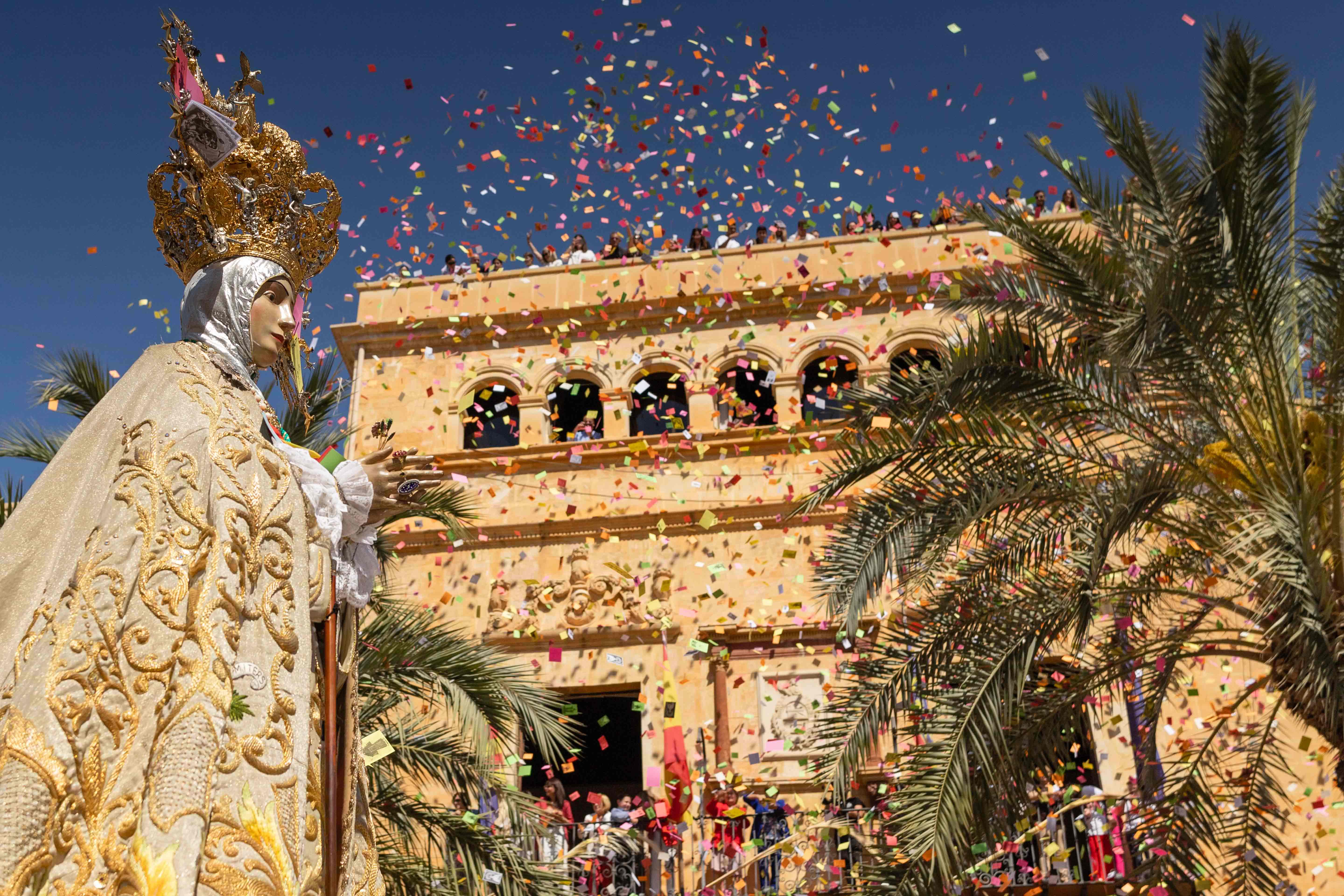 La Procesión de las Aleluyas tiñe de color el Domingo de Pascua en Elche
