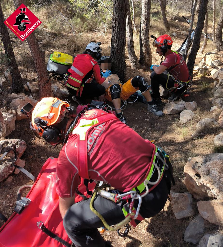 El ciclista, siendo atendido por el equipo de rescate.