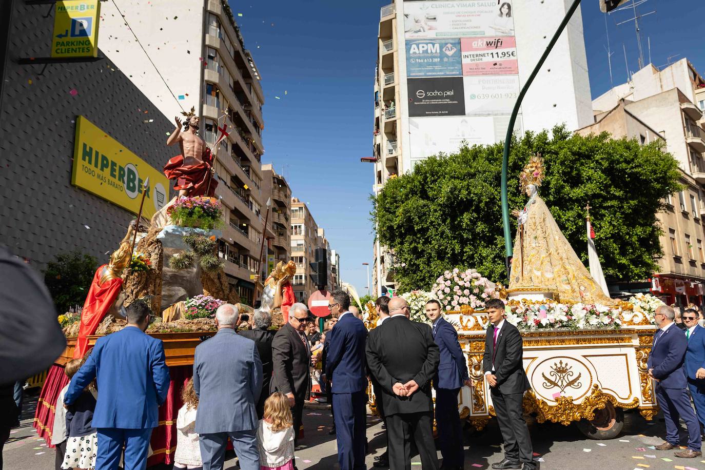 La Procesión de las Aleluyas tiñe de color el Domingo de Pascua en Elche