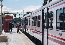 Tren de cercanías de Renfe en el apeadero de San Gabriel.