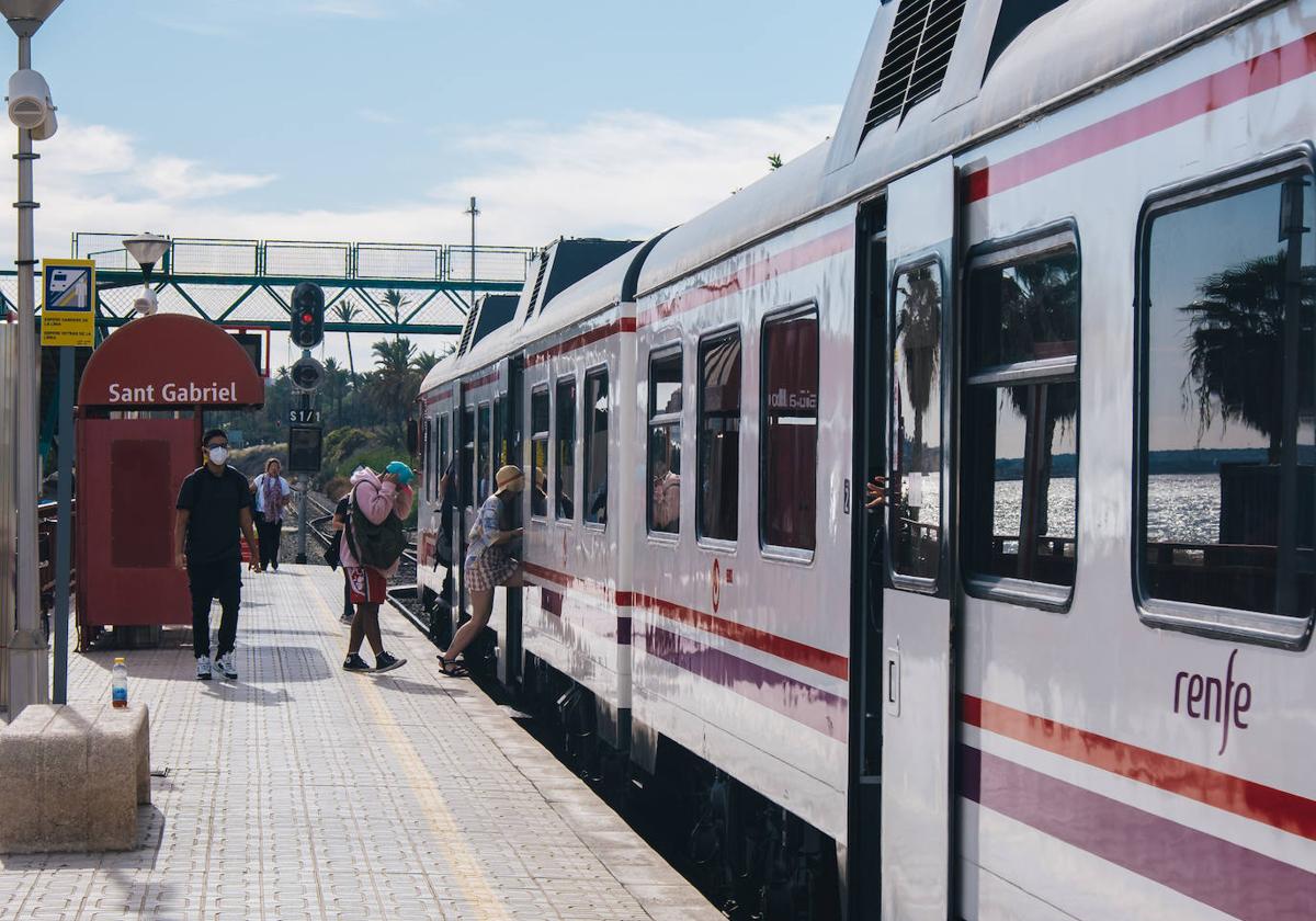 Renfe refuerza con 6.000 plazas la conexión Alicante-Murcia para el Bando de la Huerta