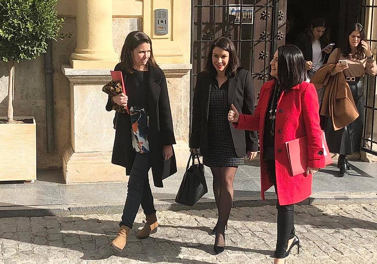La alcaldesa de Orihuela, Carolina Gracia, con la consellera de Movilidad, Rebeca Torró.