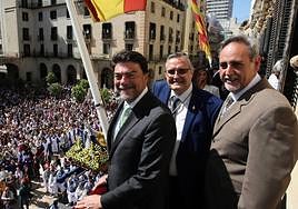 El alcalde, Luis Barcala; el concejal de Fiestas, Manuel Jiménez, y el presidente de la Junta Mayor, Alfredo Llopis, durante el Encuentro del Domingo de Resurrección.