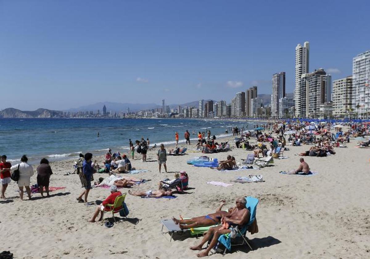 Vista general de la playa de Benidorm durante esta Semana Santa.