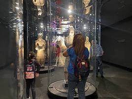 Dos visitantes en la exposición de los Guerreros de Xi'an.