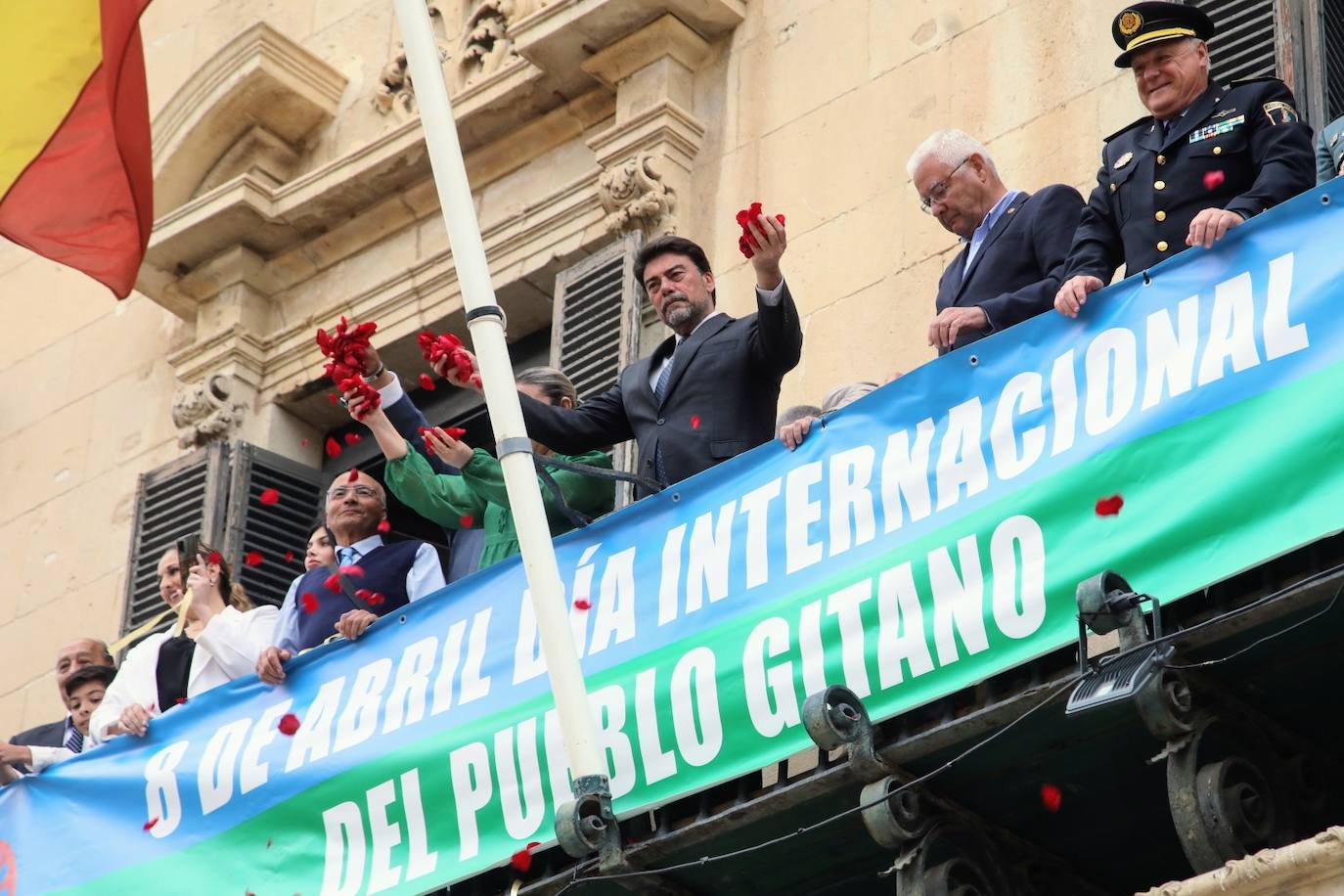 Lanzamiento de pétalos de rosas desde el balcón de la Casa Consistorial.
