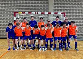 Los jugadores de la Selección Valenciana Sub14 de fútbol sala junto al técnico, José Luis Mengual.