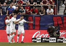 Gumbau felicita a Tete Morente por su gol en Pamplona