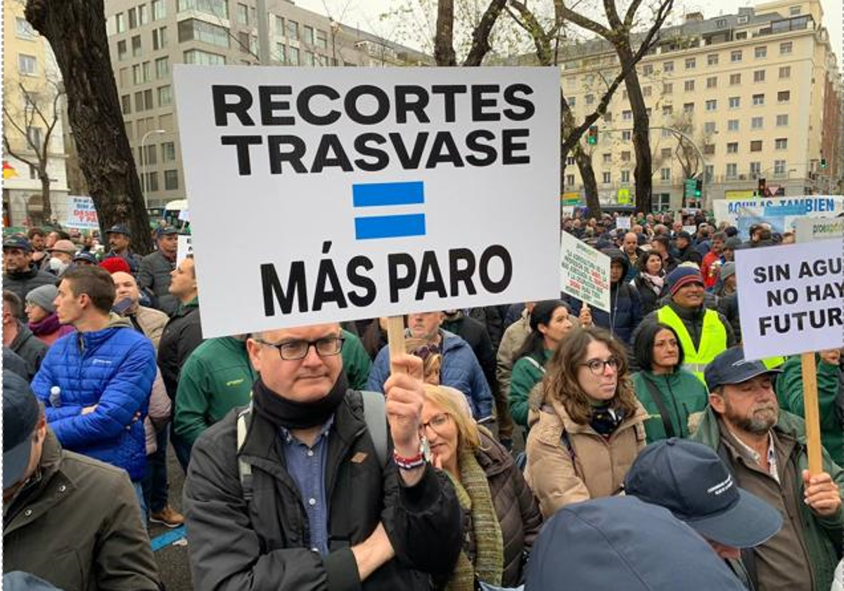 Protesta de agricultores en Madrid contra el recorte al Trasvase.