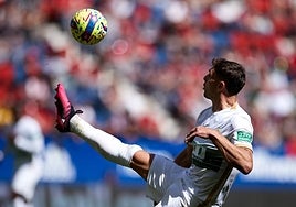 Lucas Boyé intenta controlar el balón ante Osasuna