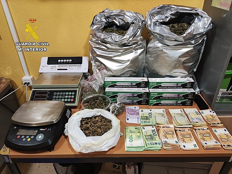 Droga y dinero incautados por la Guardia Civil de Calpe.