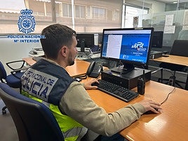 Un joven policía nacional en su lugar de trabajo.