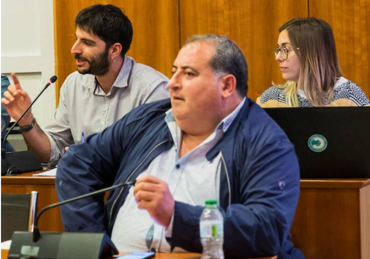 Ángel Noguera (en primer plano), durante el curso de un pleno.