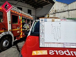 Los camiones de bomberos durante la actuación en el incendio