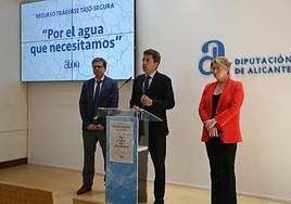 El presidente de la Diputación, Carlos Mazón; la vicepresidenta y diputada de Ciclo Hídrico, Ana Serna, y el profesor de la UA Joaquín Melgarejo.
