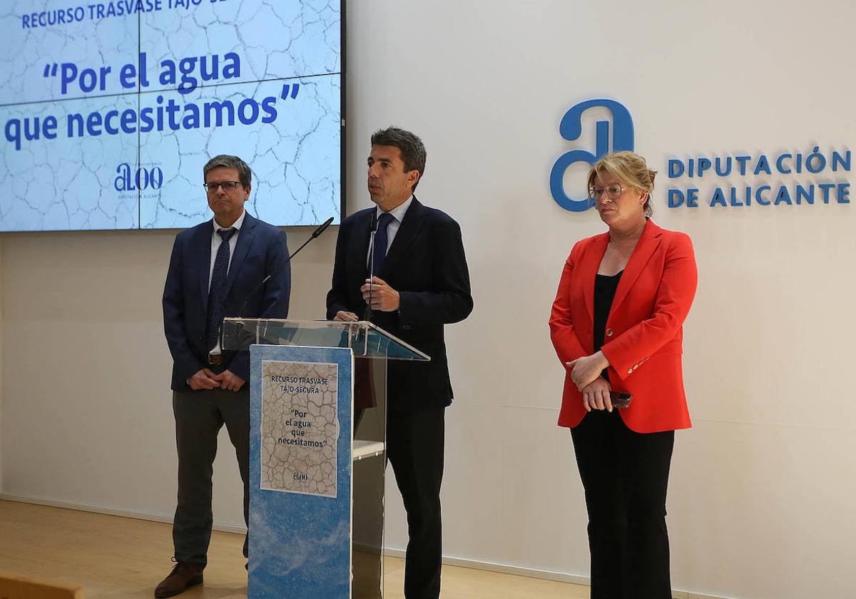 El presidente de la Diputación, Carlos Mazón; la vicepresidenta y diputada de Ciclo Hídrico, Ana Serna, y el profesor de la UA Joaquín Melgarejo.