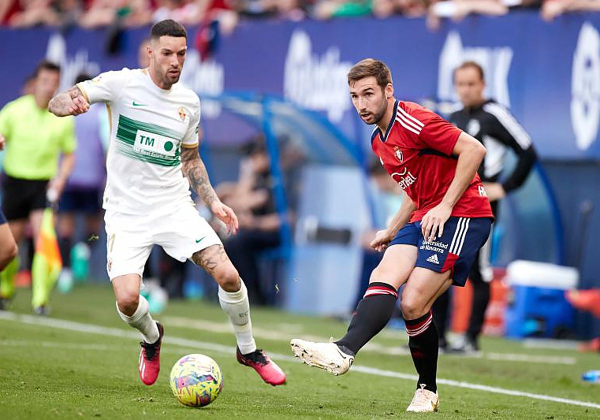 Tete Morente observa cómo Moncayola da un pase