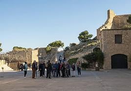 Grupo de turistas visita el castillo de Santa Bárbara.