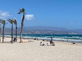 Sol en la playa de San Juan durante el domingo.