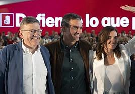 El presidente de la Generalitat, Ximo Puig; el presidente del Gobierno, Pedro Sánchez; y la candidata del PSPV al Ayuntamiento de Valencia, Sandra Gómez, el domingo en Valencia.