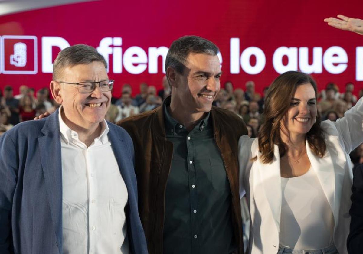 El presidente de la Generalitat, Ximo Puig; el presidente del Gobierno, Pedro Sánchez; y la candidata del PSPV al Ayuntamiento de Valencia, Sandra Gómez, el domingo en Valencia.