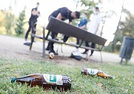 Restos de botellón en un parque.