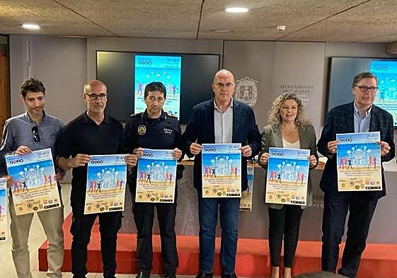 El portavoz del equipo de gobierno, Manuel Villar, con algunos de los patrocinadores.