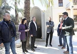 El alcalde de Sant Joan, Santiago Román, durante una visita de los diputados provinciales.