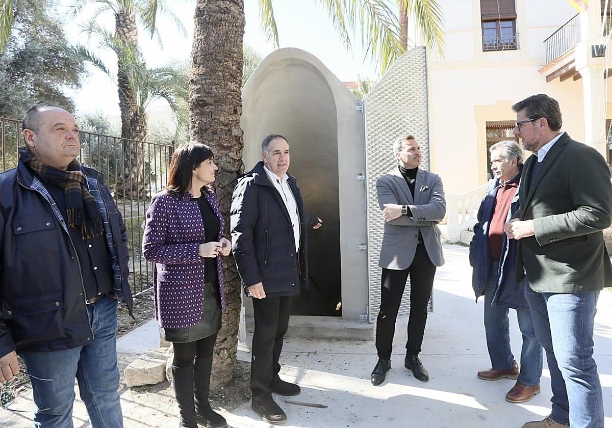 El alcalde de Sant Joan, Santiago Román, durante una visita de los diputados provinciales.
