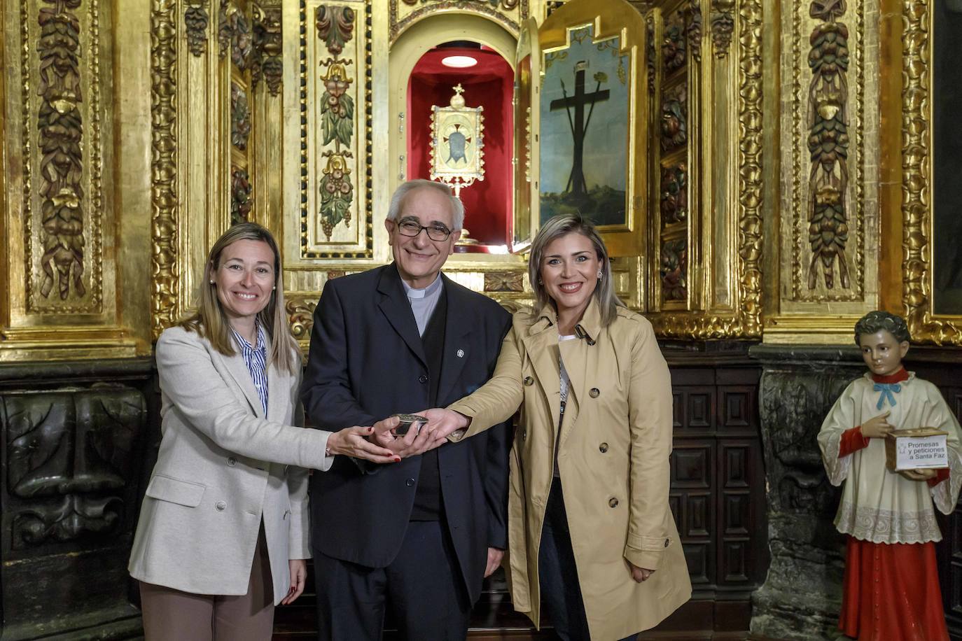 Imagen principal - Lidia López, el capellán Miguel Ángel Cremades y Mari Carmen Sánchez, los custodios de la Faz Dinvina.