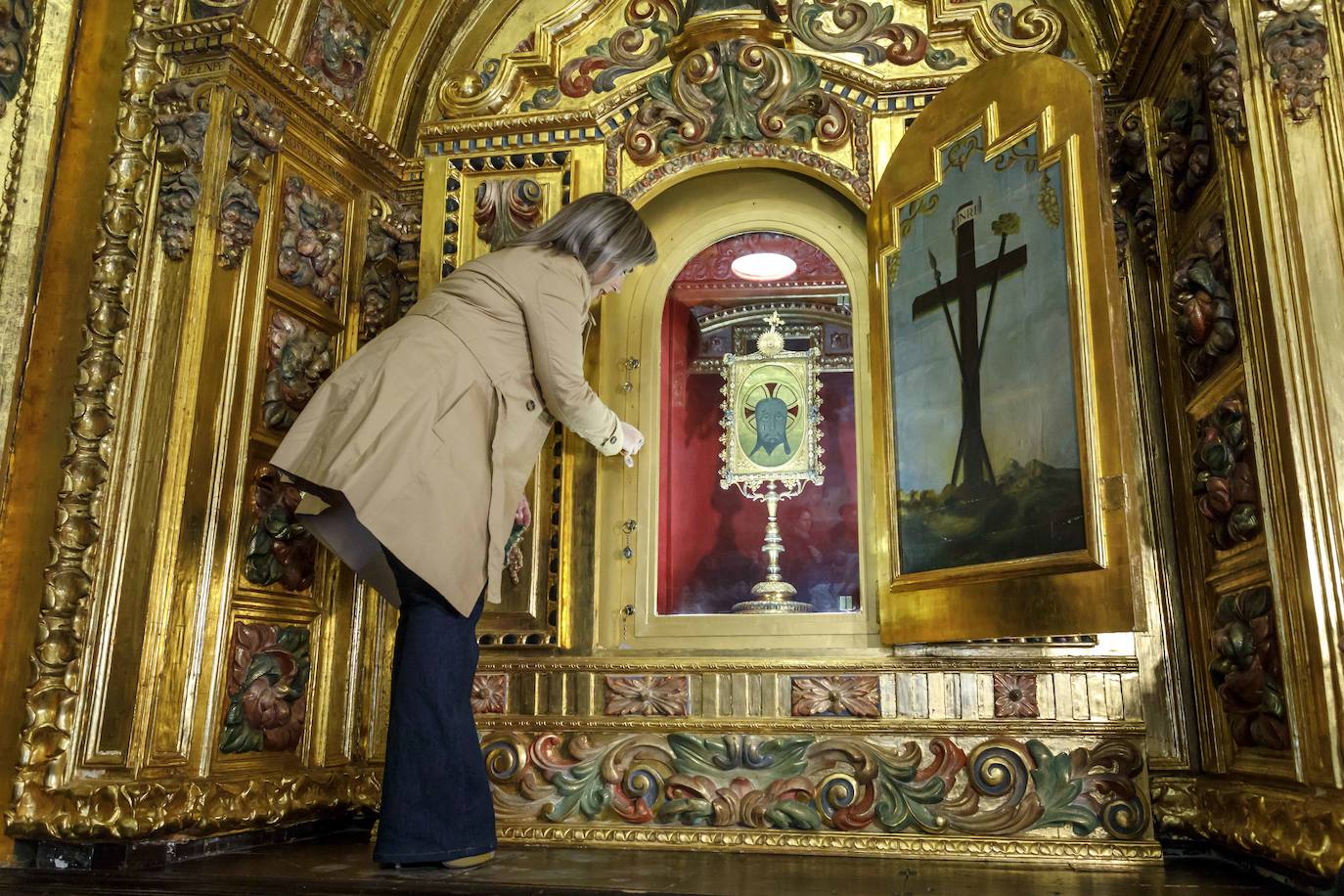 Imagen secundaria 1 - Lidia López, el capellán Miguel Ángel Cremades y Mari Carmen Sánchez, los custodios de la Faz Dinvina.