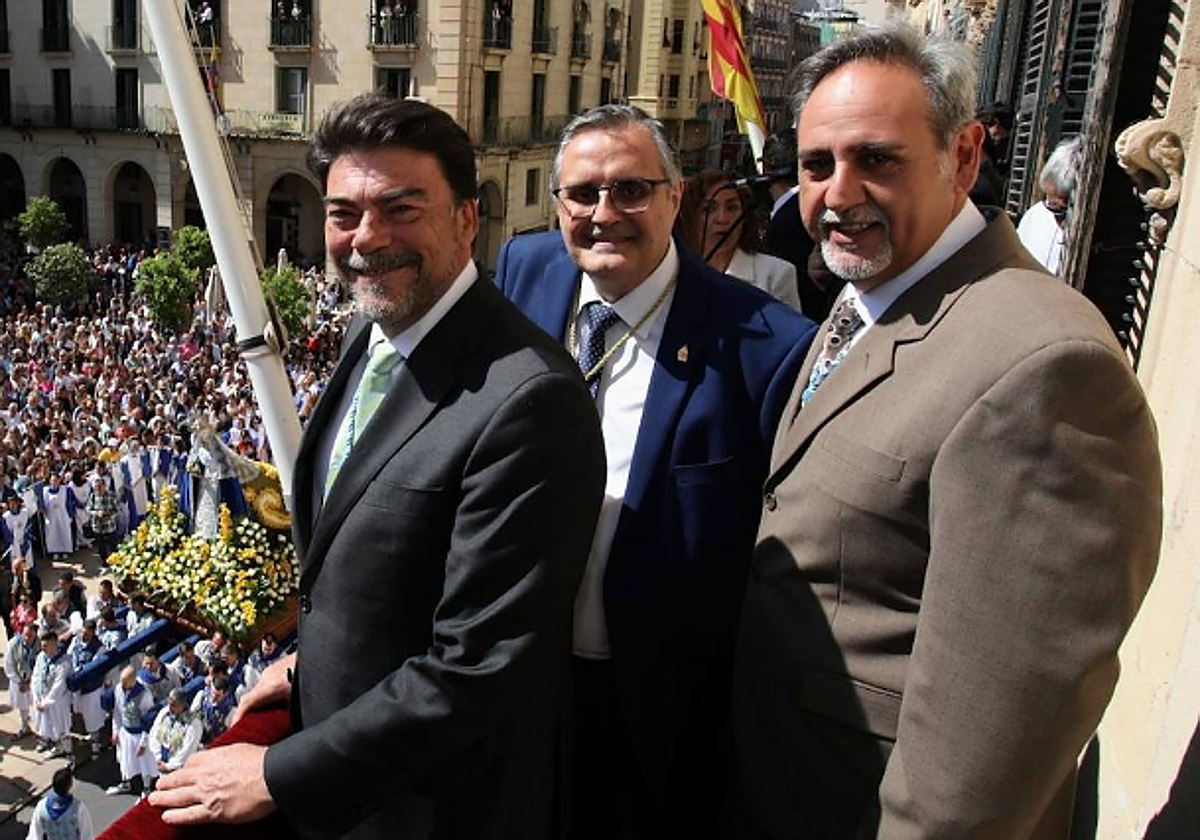 El alcalde, Luis Barcala, con el concejal de Fiestas, Manuel Jiménez, y el presidente de la Semana Santa, Alfredo Llopis.