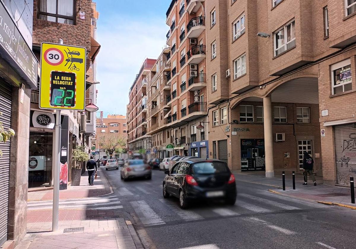 El dispositivo de control de velocidad instalado en la calle Ángel de Elche.