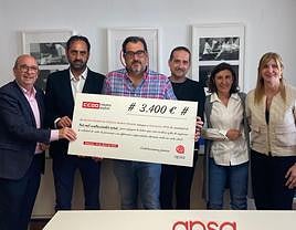 Momento de la donación del cheque simbólico dotado de 3.400 euros.