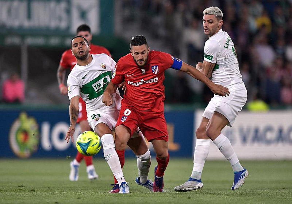 Omar Mascarell y Lucas Boyé intentan frenar a Koke