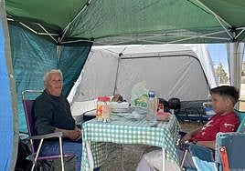 Ramón Bahamonde con su nieto en la carpa el día previo a Santa Faz.