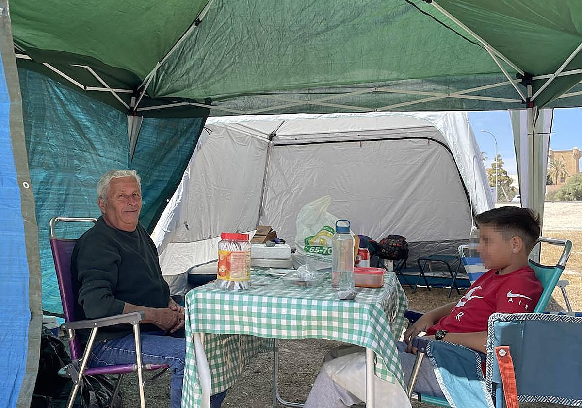 Ramón Bahamonde con su nieto en la carpa el día previo a Santa Faz.