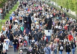 Peregrinos recorren la avenida de Dénia en la Peregrina a la Santa Faz.