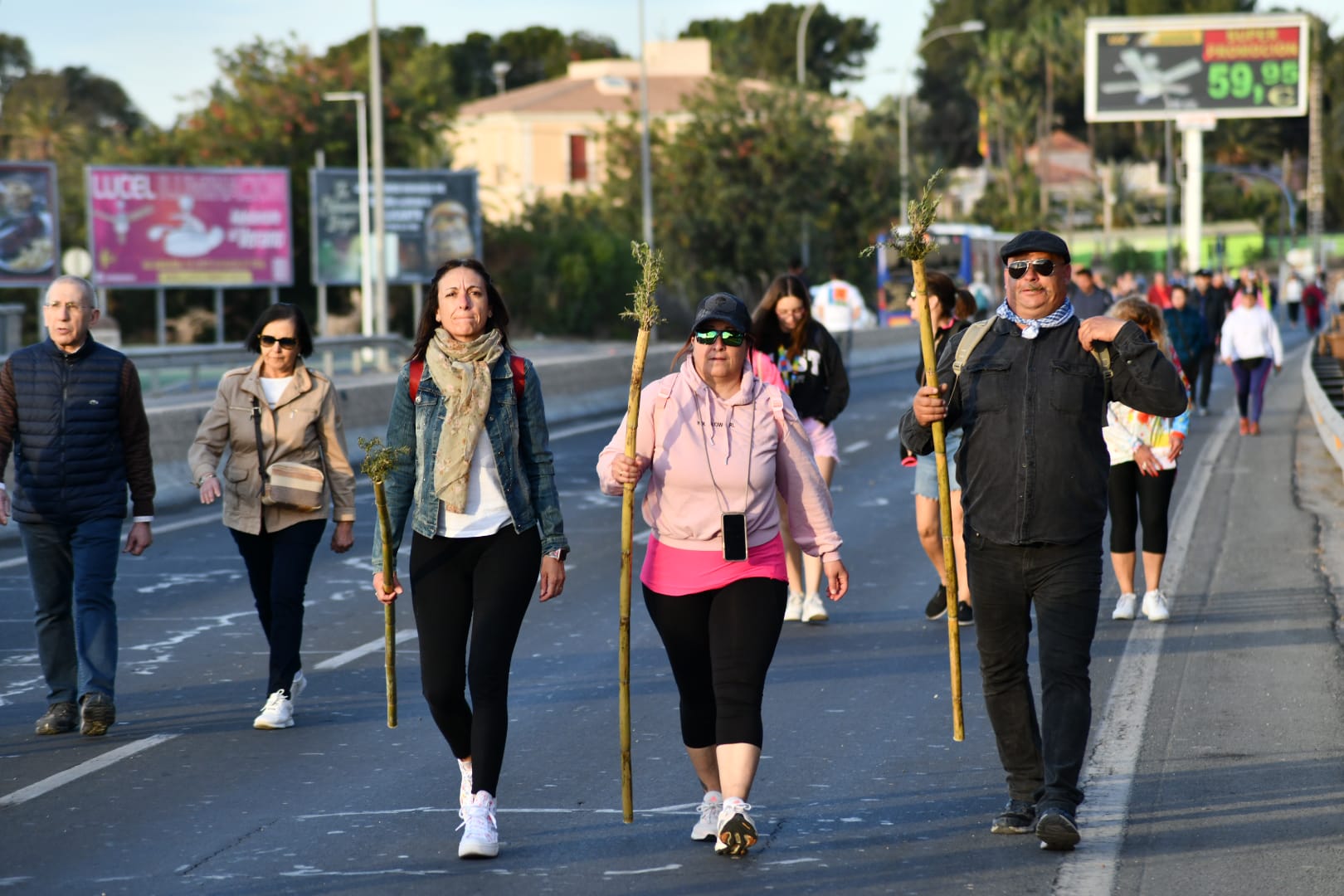 Búscate en las imágenes de la romería de la Santa Faz