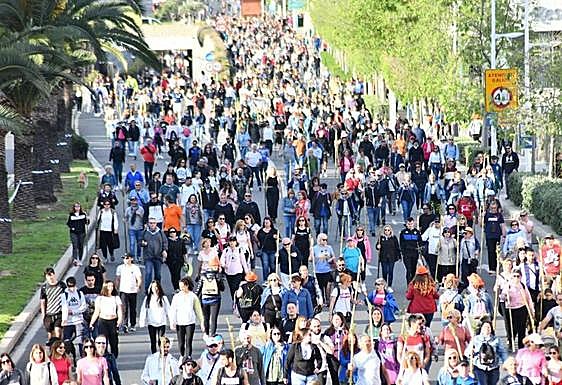 Miles de romeros, de camino al Monasterio de la Santa Faz.