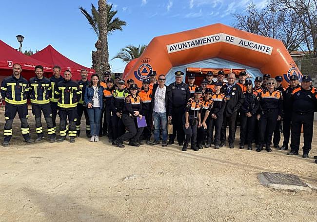 Cuerpos de emergencias desplegados en la Santa Faz, con el concejal, José Ramón González.